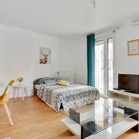 Chic With Parking Near Paris Apartment